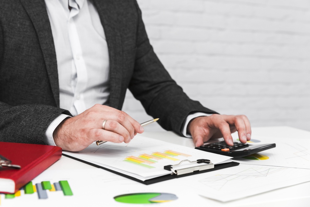 business-man-working-office-desktop.jpg образец