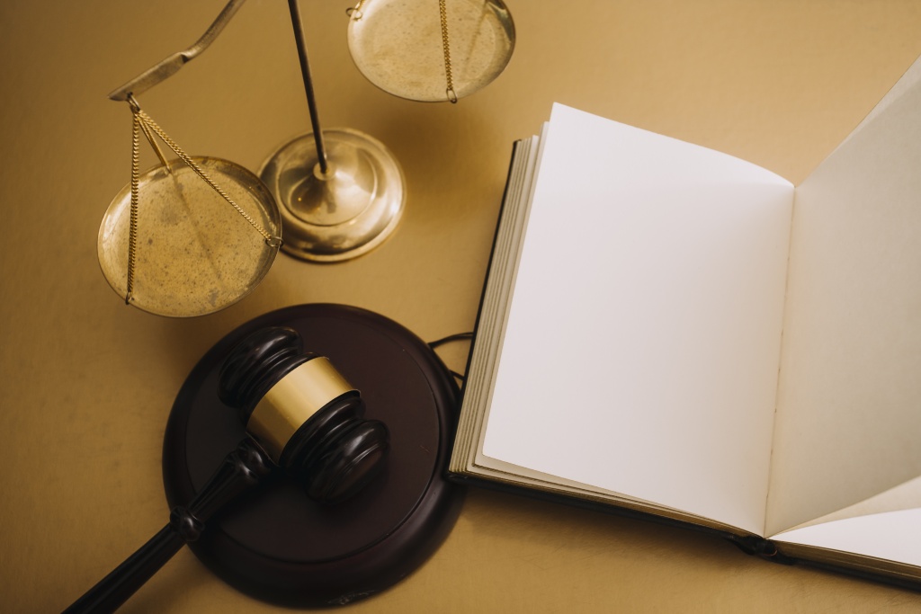 justice-law-conceptmale-judge-courtroom-with-gavel-working-with-computer-docking-keyboard-eyeglasses-table-morning-light.jpg весы