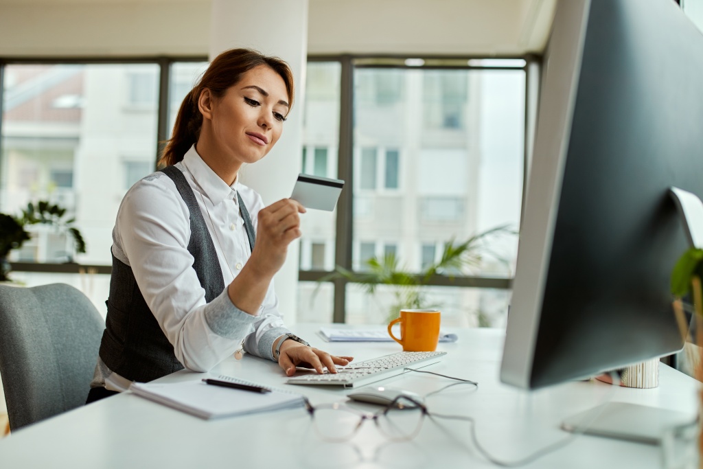 smiling-businesswoman-using-credit-card-computer-while-buying-internet-office.jpg компьютер